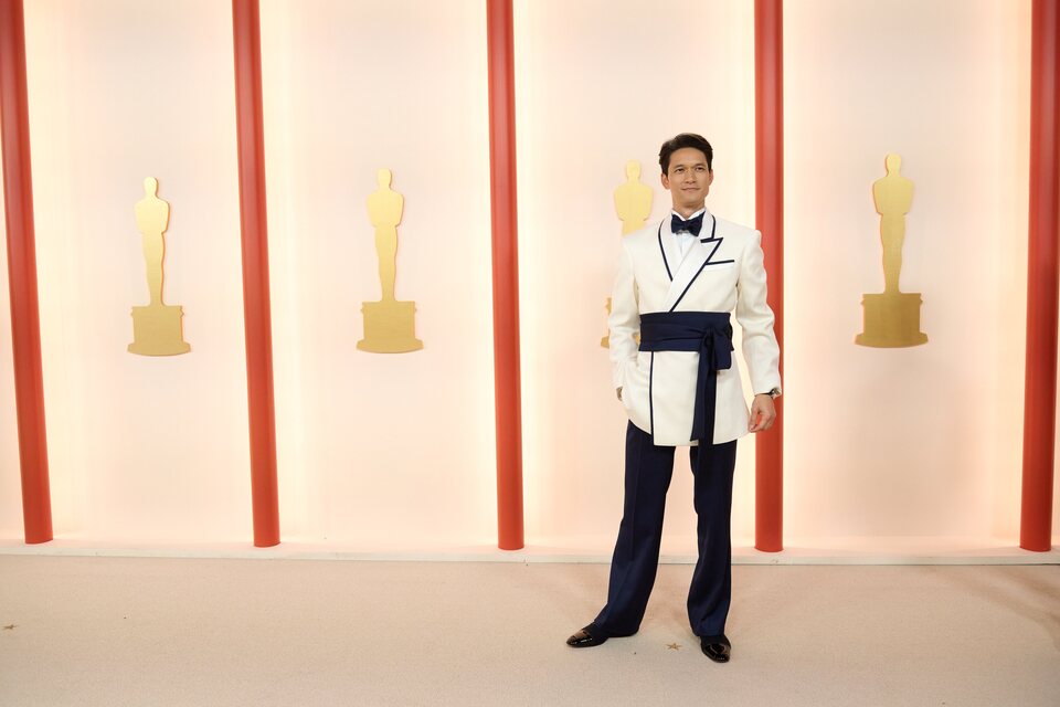 Harry Shum Jr. en la alfombra champagne de los Oscar 2023