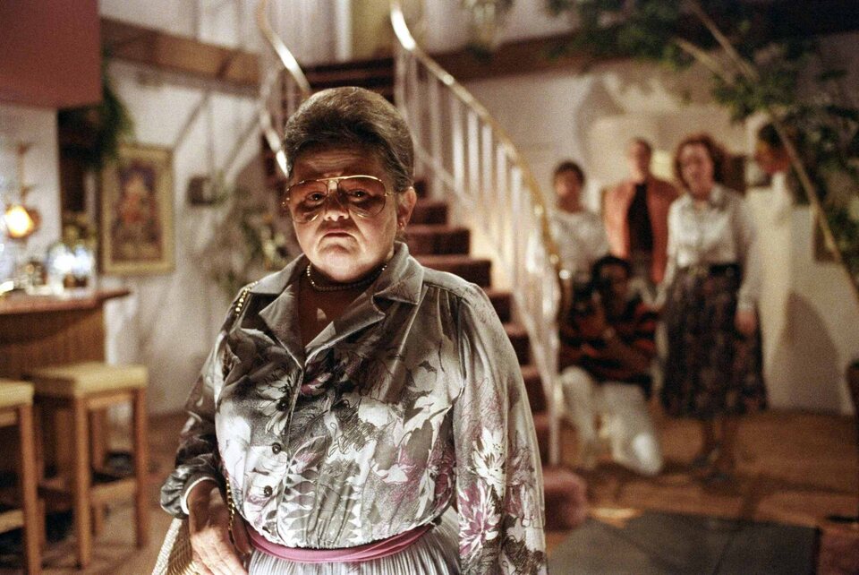 Tangina (Zelda Rubinstein) llega para salvar el día en 'Poltergeist'