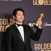 Steven Yeun gana el Globo de Oro 2024