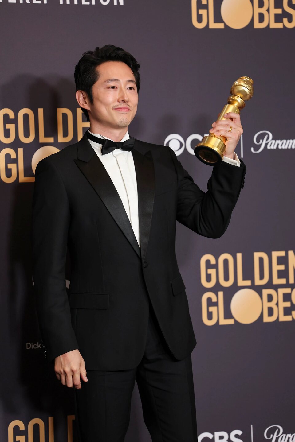 Steven Yeun gana el Globo de Oro 2024