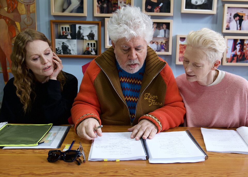 Pedro Almodóvar entre Julianne Moore y Tilda Swinton, director y protagonistas de 'La habitación de al lado'