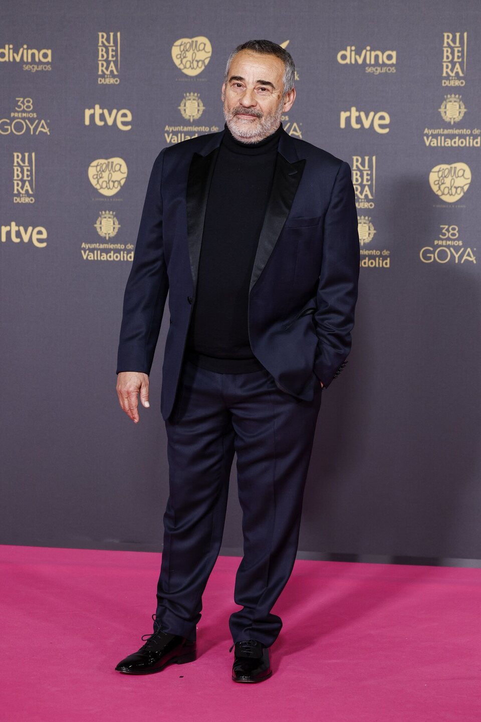 Eduard Fernandez llega a la alfombra roja de la gala de los Premios Goya 2024