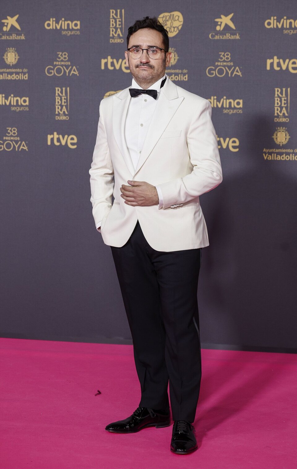 J.A. Bayona llega a la alfombra roja de los Goya 2024