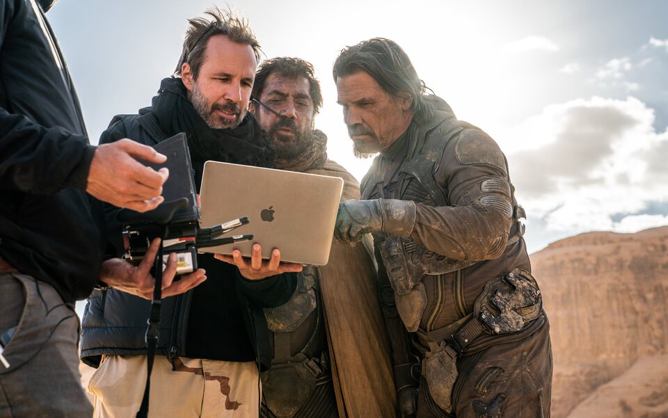 Denis Villeneuve dirigiendo a Javier Bardem y Josh Brolin en el set de 'Dune: Parte dos'