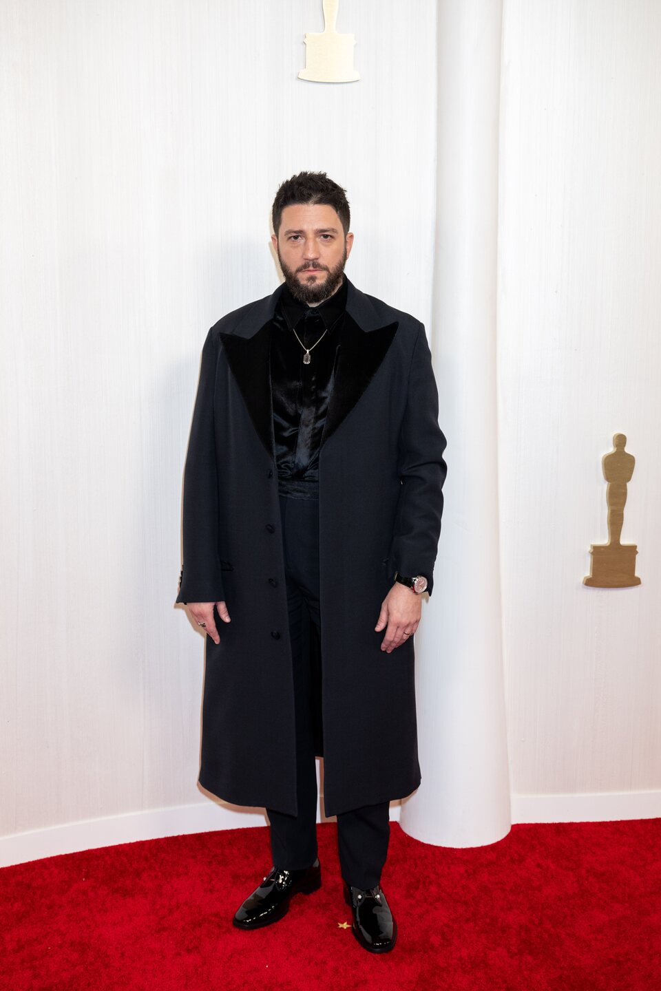 John Magaro en la alfombra roja de los Oscar 2024