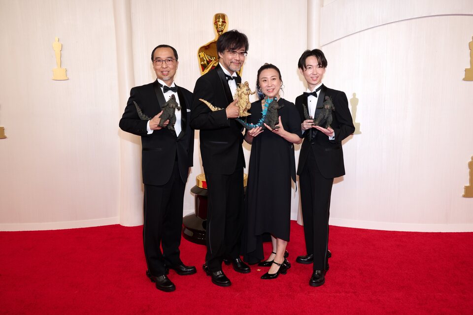 El equipo de 'Gozilla: Minus One' en la alfombra roja de los Oscar 2024