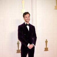 Jack Quaid en la alfombra roja de los Oscar 2024