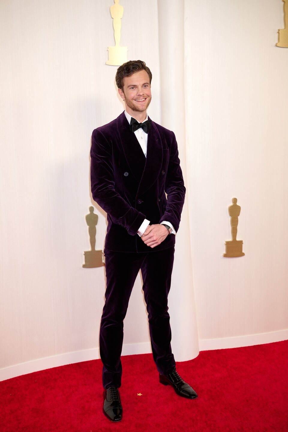 Jack Quaid en la alfombra roja de los Oscar 2024