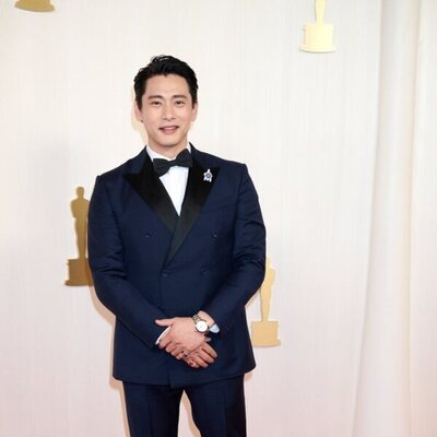 Teo Yoo en la alfombra roja de los Oscar 2024