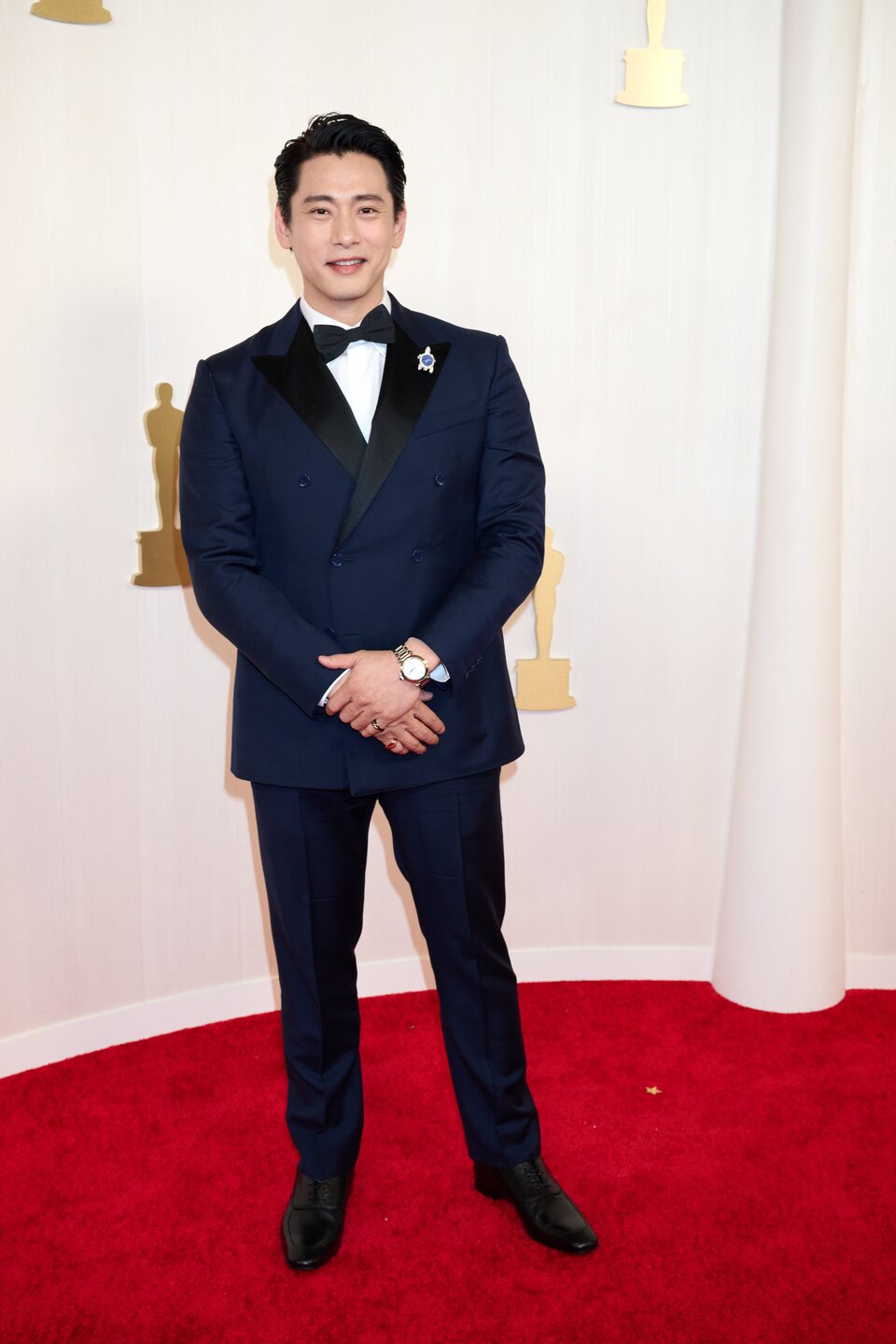 Teo Yoo en la alfombra roja de los Oscar 2024