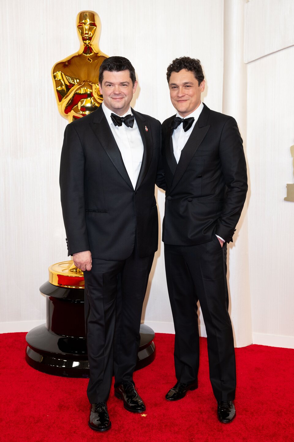 Christopher Miller y Phil Lord posan en la alfombra roja de los Oscar 2024