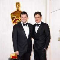 Christopher Miller y Phil Lord posan en la alfombra roja de los Oscar 2024