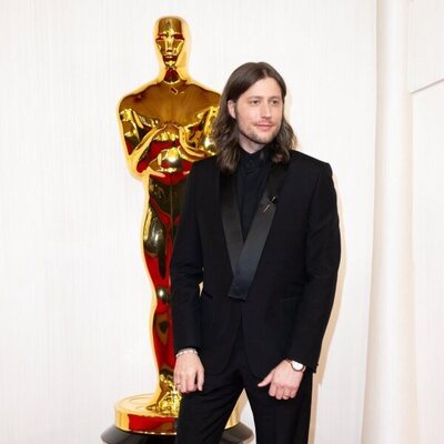 Ludwig Göransson en la alfombra roja de los Oscar 2024