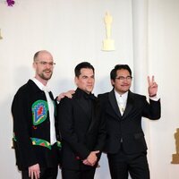 Daniel Scheinert, Jonathan Wang y Daniel Kwan en la alfombra roja de los Oscar 2024