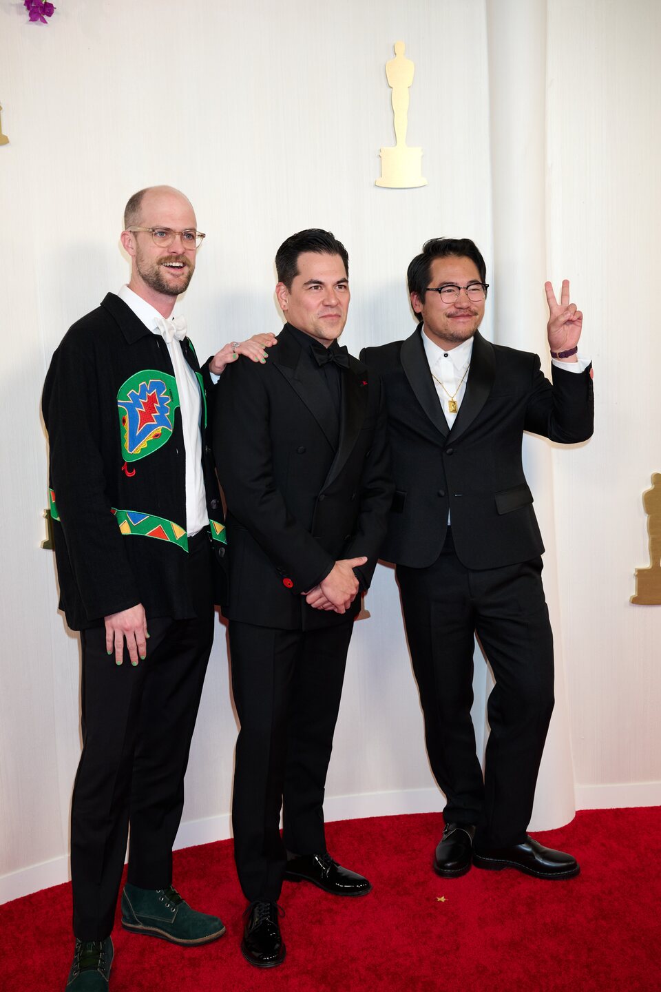 Daniel Scheinert, Jonathan Wang y Daniel Kwan en la alfombra roja de los Oscar 2024