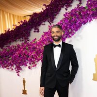 Kingsley Ben-Adir en la alfombra roja de los Oscar 2024