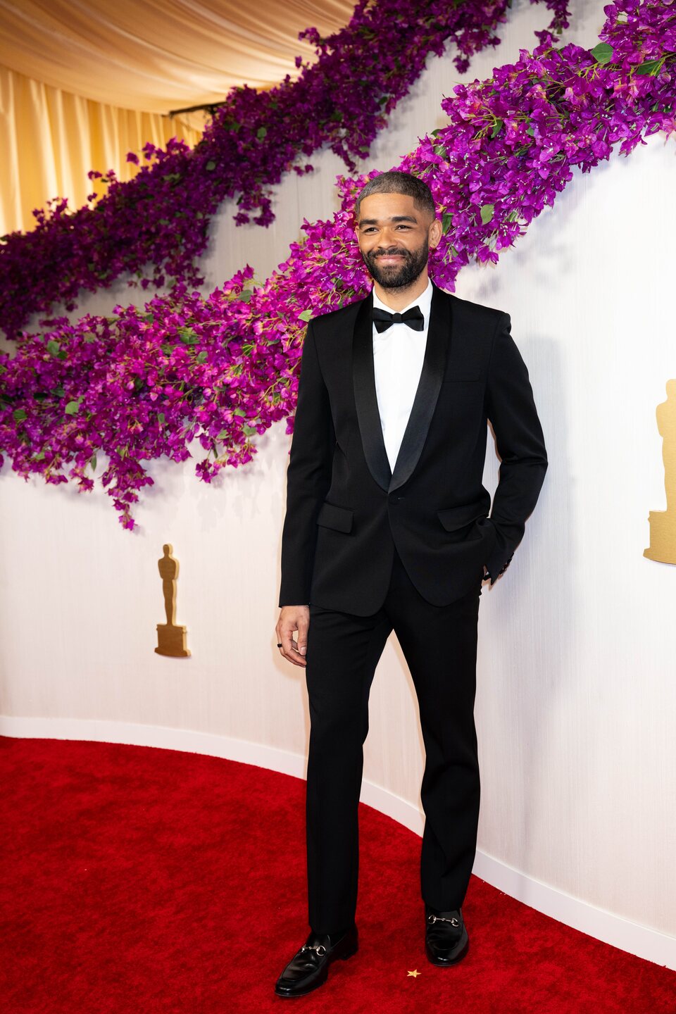 Kingsley Ben-Adir en la alfombra roja de los Oscar 2024