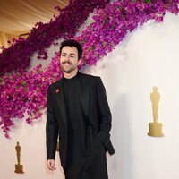 Ramy Youssef en la alfombra roja de los Oscar 2024