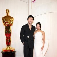 Simi Liu y Allison Hsu en la alfombra roja de los Oscar 2024