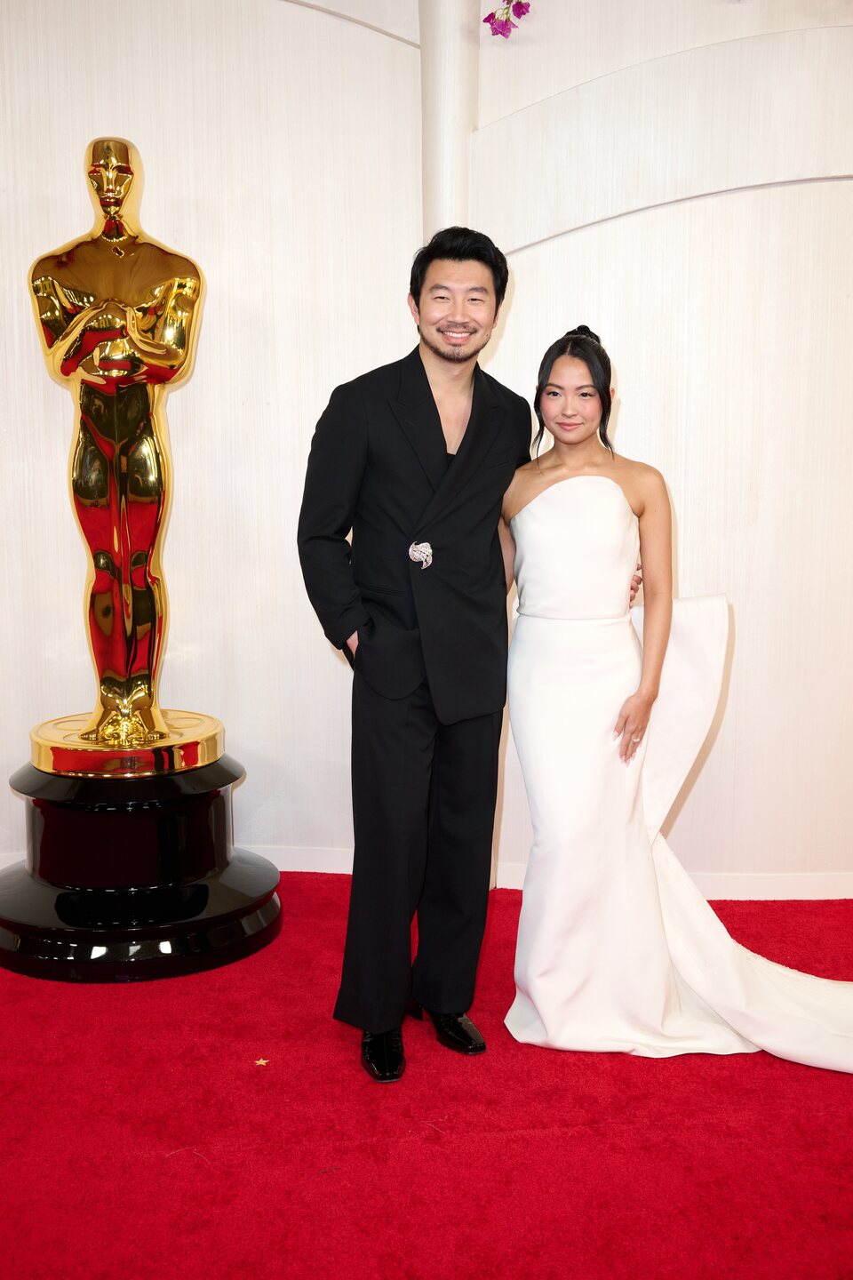 Simi Liu y Allison Hsu en la alfombra roja de los Oscar 2024