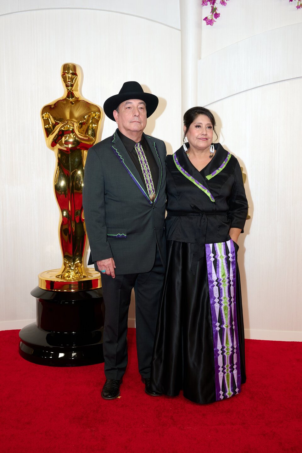 Scott George en la alfombra roja de los Oscar 2024