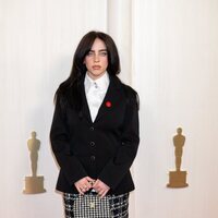 Billie Eilish en la alfombra roja de los Oscar 2024