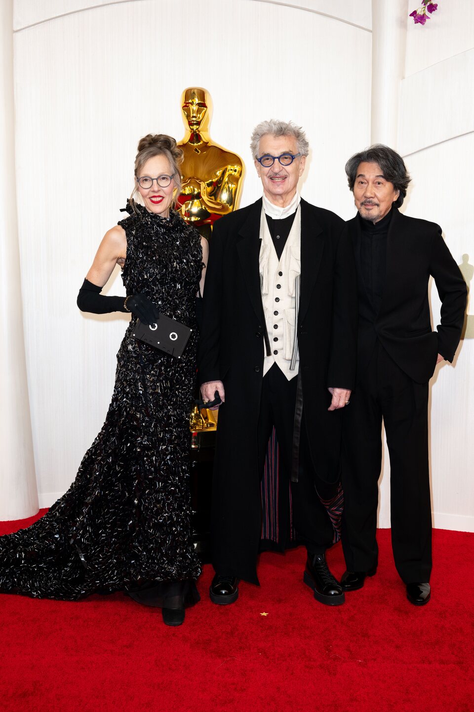 Wim Wenders, Donata Wenders y K?ji Yakusho en la alfombra roja de los Oscar 2024