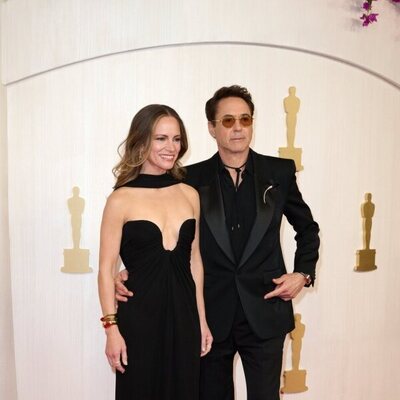 Robert Downey Jr. y Susan Downey en la alfombra roja de los Oscar 2024