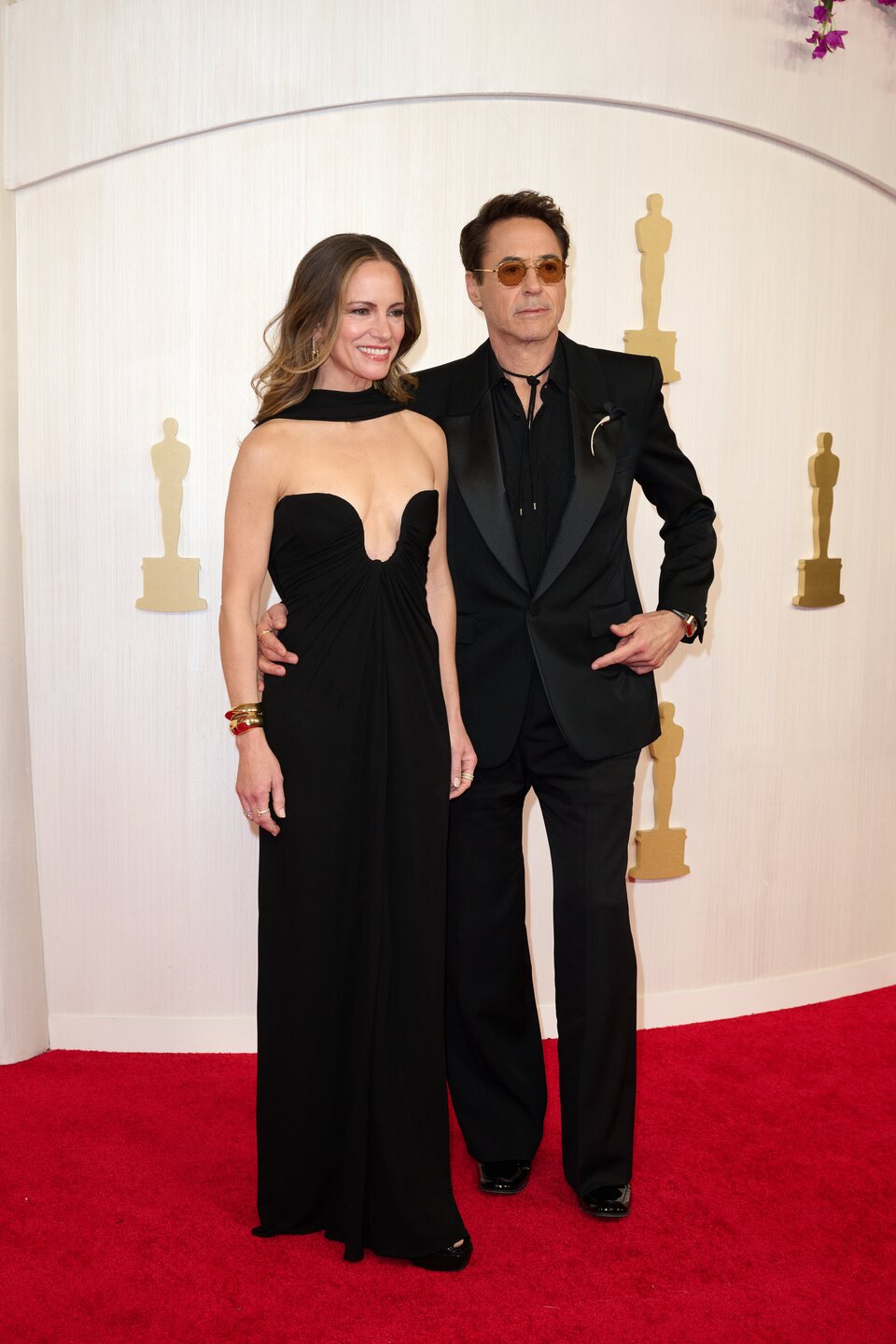 Robert Downey Jr. y Susan Downey en la alfombra roja de los Oscar 2024