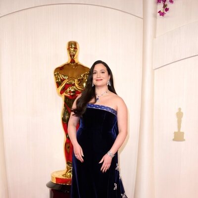 Lily Gladstone en la alfombra roja de los Oscar 2024