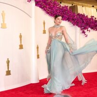 Hailee Steinfeld en la alfombra roja de los Oscar 2024