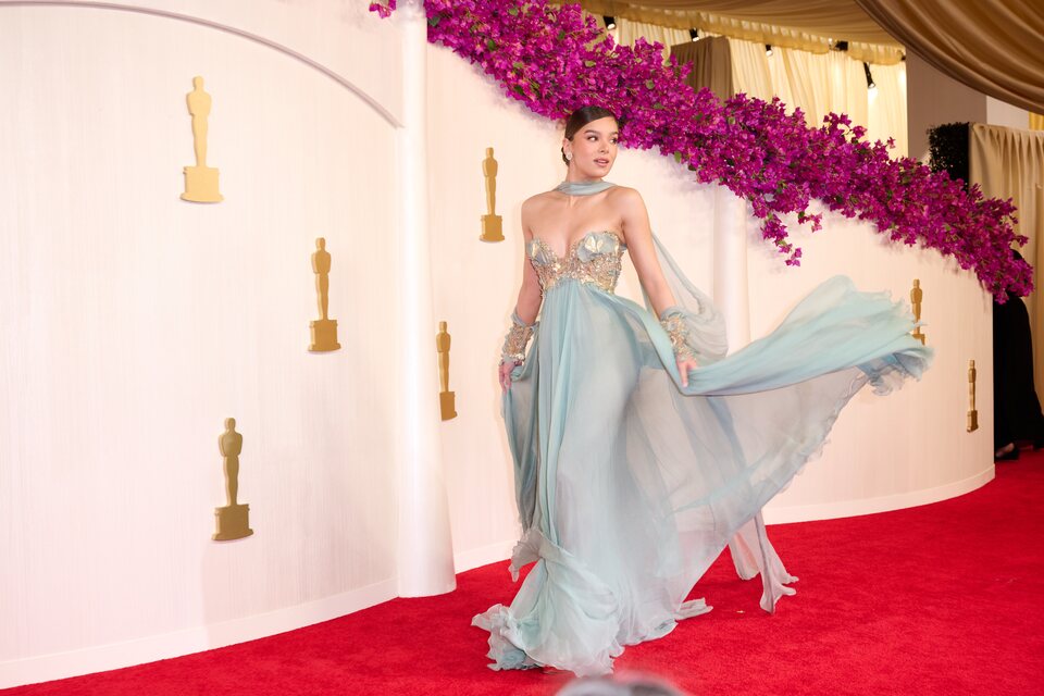 Hailee Steinfeld en la alfombra roja de los Oscar 2024