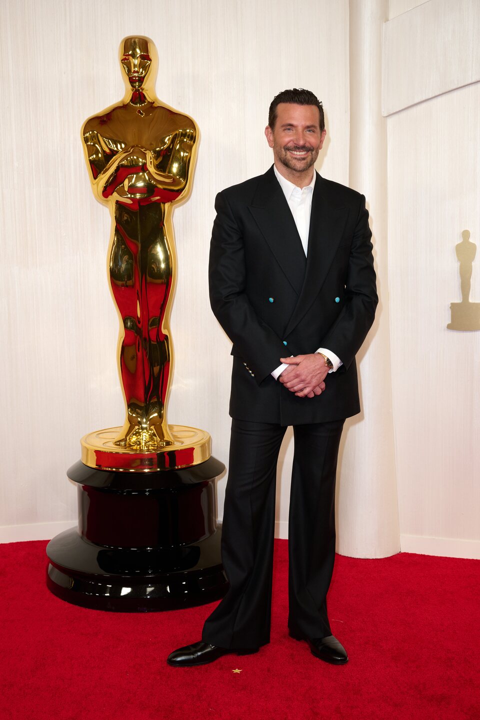 Bradley Cooper en la alfombra roja de los Oscar 2024