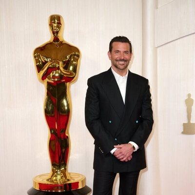 Bradley Cooper en la alfombra roja de los Oscar 2024