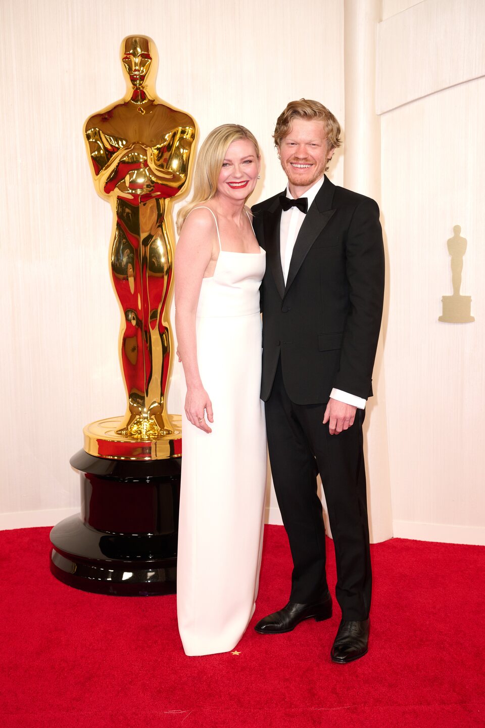 Kirsten Dunst y Jesse Plemons en la alfombra roja de los Oscar 2024