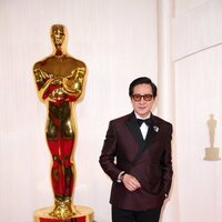 Ke Huy Quan en la alfombra roja de los Oscar 2024