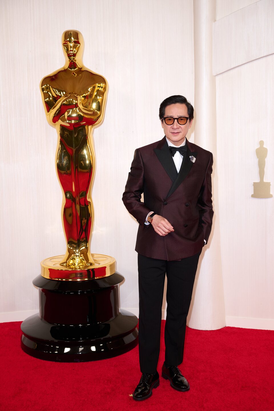 Ke Huy Quan en la alfombra roja de los Oscar 2024