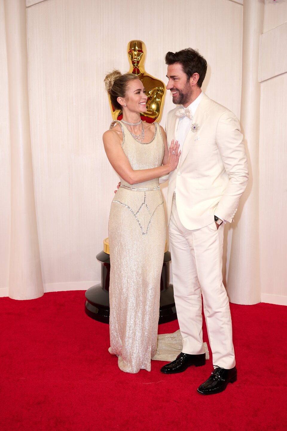 Emily Blunt y John Krasinski en la alfombra roja de los Oscar 2024