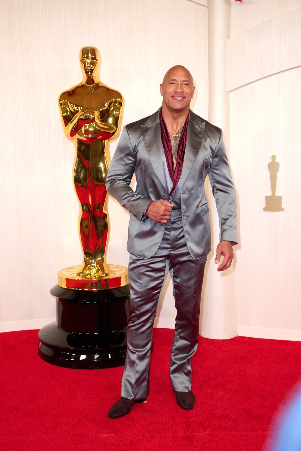 Dwayne Johnson en la alfombra roja de los oscar 2024