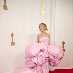 Ariana Grande en la alfombra roja de los Oscar 2024