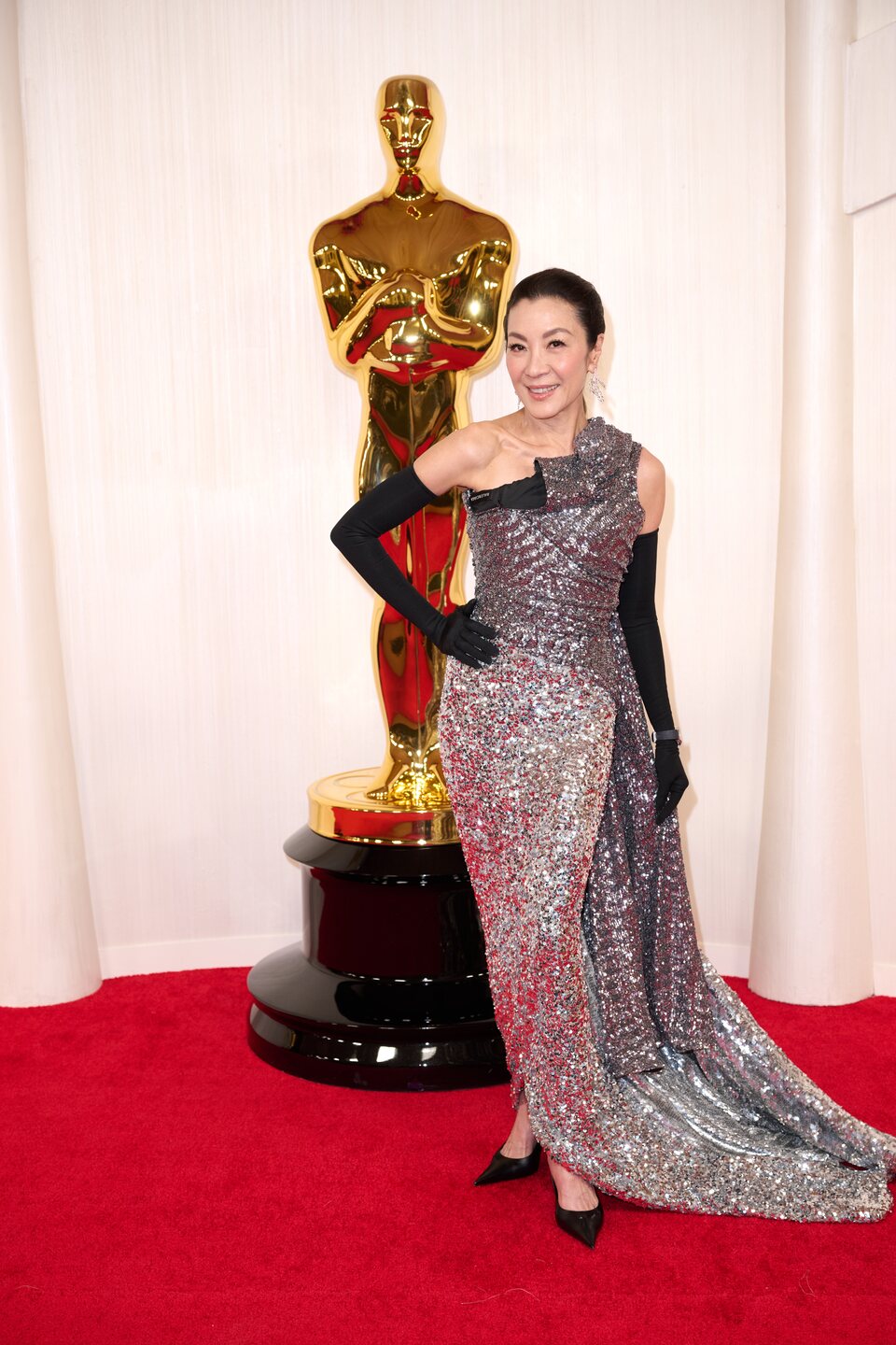 Michelle Yeoh en la alfombra roja de los Oscar 2024