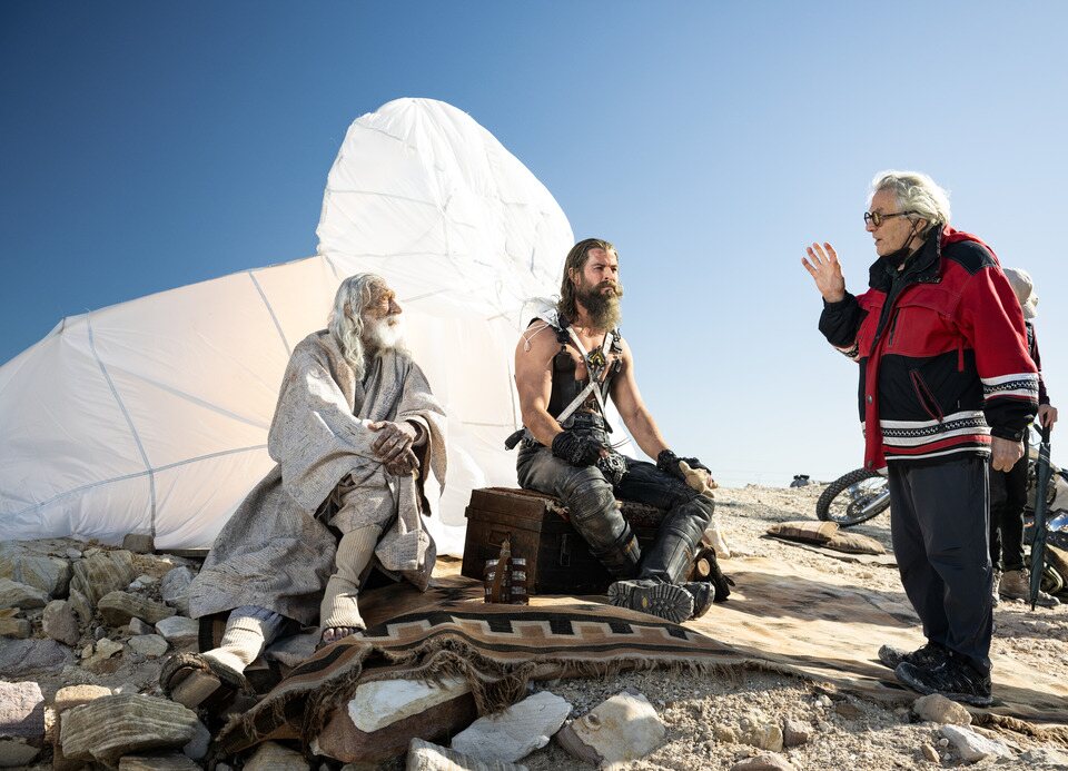 George Miller con Chris Hemsworth en el rodaje de 'Furiosa: De la saga Mad Max'