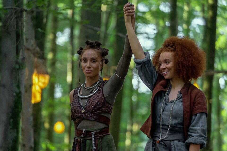 Erin Kellyman y Adwoa Aboah en 'Willow'