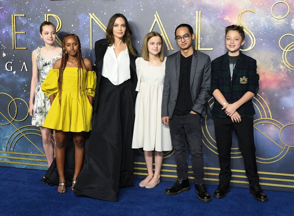 Angelina Jolie con Maddox, Vivienne, Zahara, Shiloh y Knox Jolie en una proyección de 'Eternals' en Londres en 2021