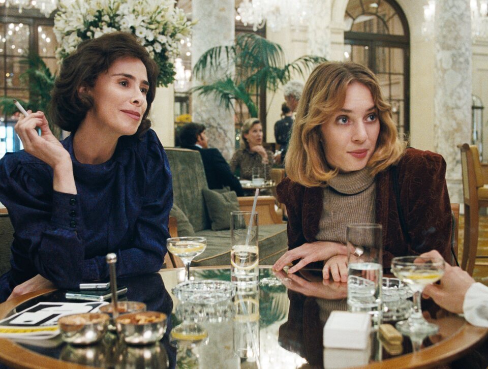 Sarah Silverman como Shirley Bernstein y Maya Hawke como Jamie Bernstein en 'Maestro'