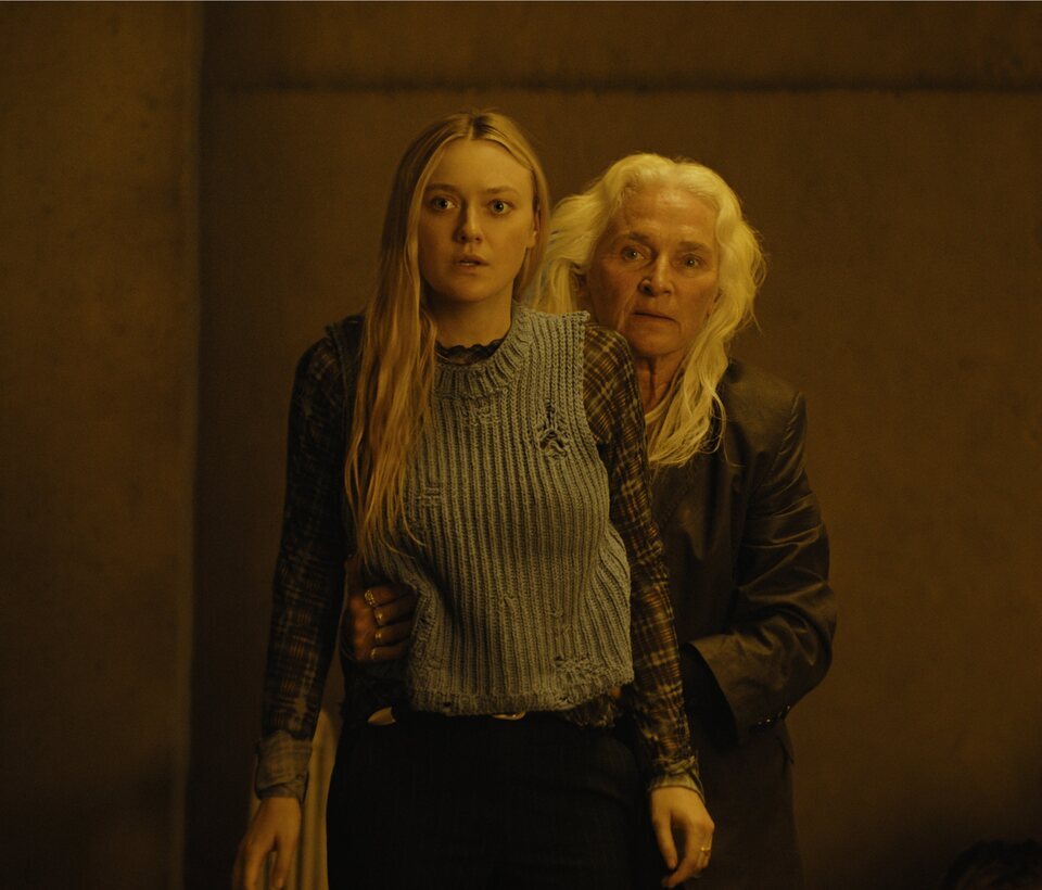 Dakota Fanning y Olwen Foéré en 'Los Vigilantes'