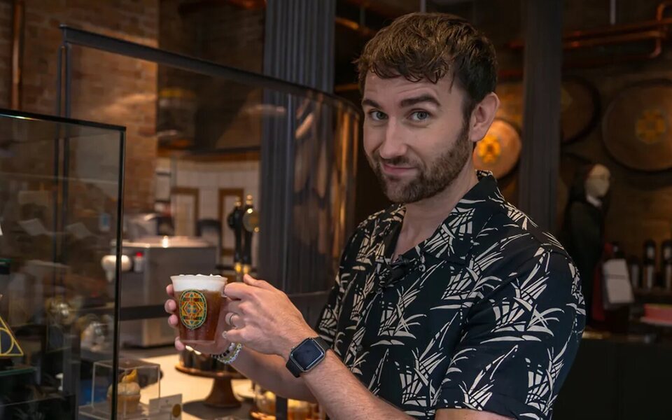 Matthew Lewis visitando la tienda de 'Harry Potter' en Nueva York