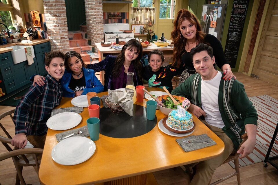 El reparto de 'Wizards Beyond Waverly Place' en el rodaje de la serie