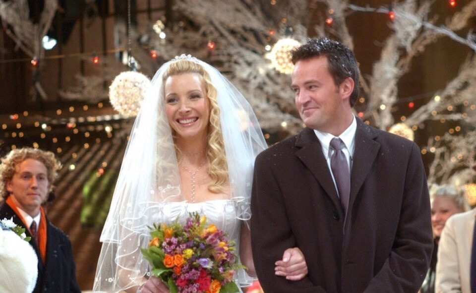 Phoebe (Lisa Kudrow) y Chandler (Matthew Perry) en 'Friends'