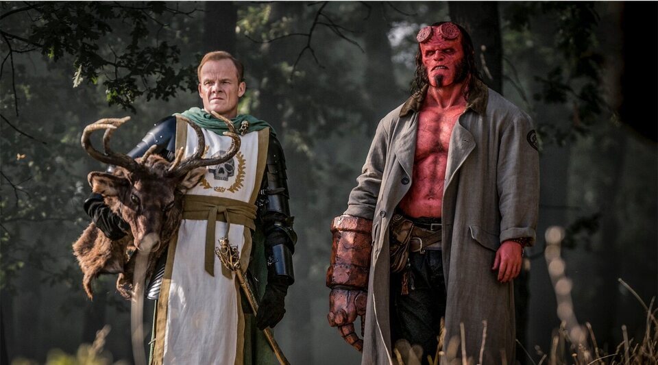 Alistair Petrie y David Harbour en 'Hellboy'